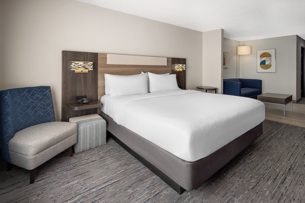holiday inn express and suites meriden by ihg