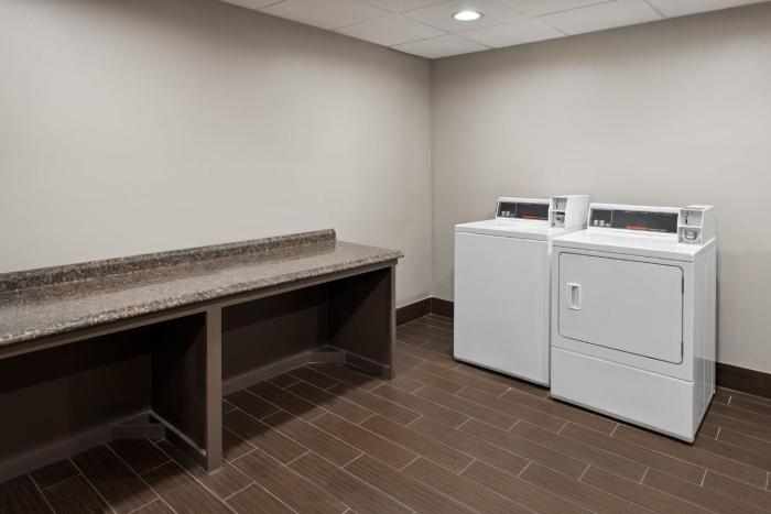 holiday inn express and suites meriden by ihg