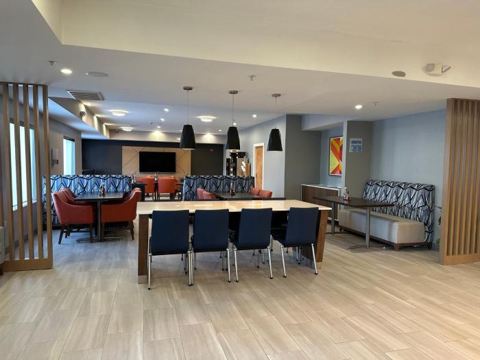 holiday inn express and suites meriden by ihg