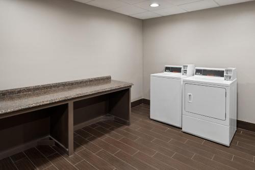 holiday inn express and suites meriden by ihg