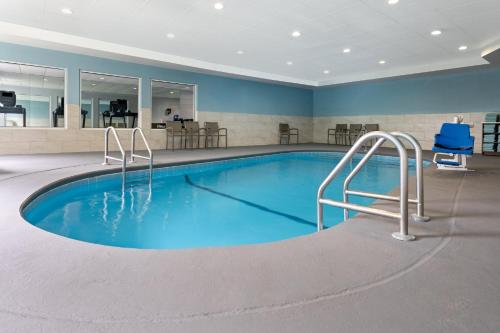 holiday inn express and suites meriden by ihg