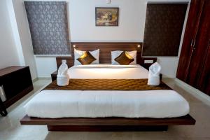 mahas vrindavan by mahas homestays 3 bhk flats a c