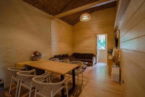 le la lake resort and spa