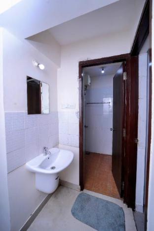 classy 1 bhk near viviana mall with parking