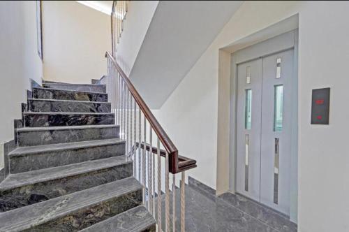 redfox hotel near us biometric