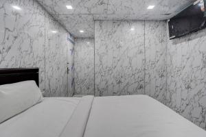 hotel o pop a happy hours plaza