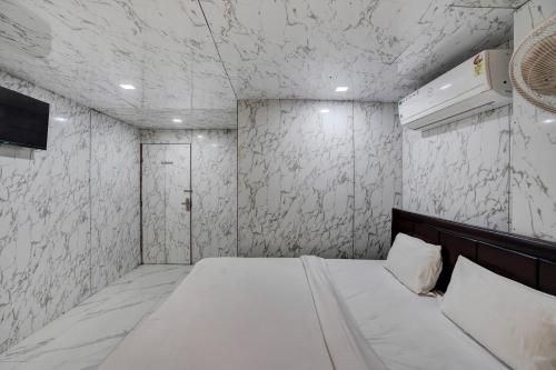 hotel o pop a happy hours plaza