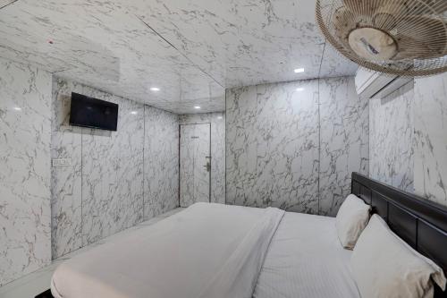 hotel o pop a happy hours plaza