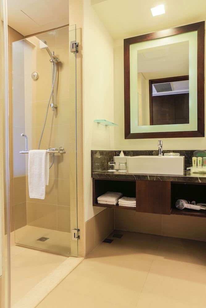 holiday inn and suites makati by ihg