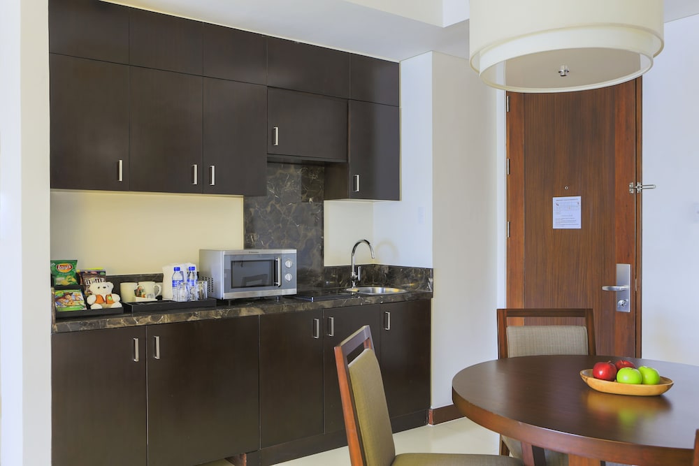 holiday inn and suites makati by ihg