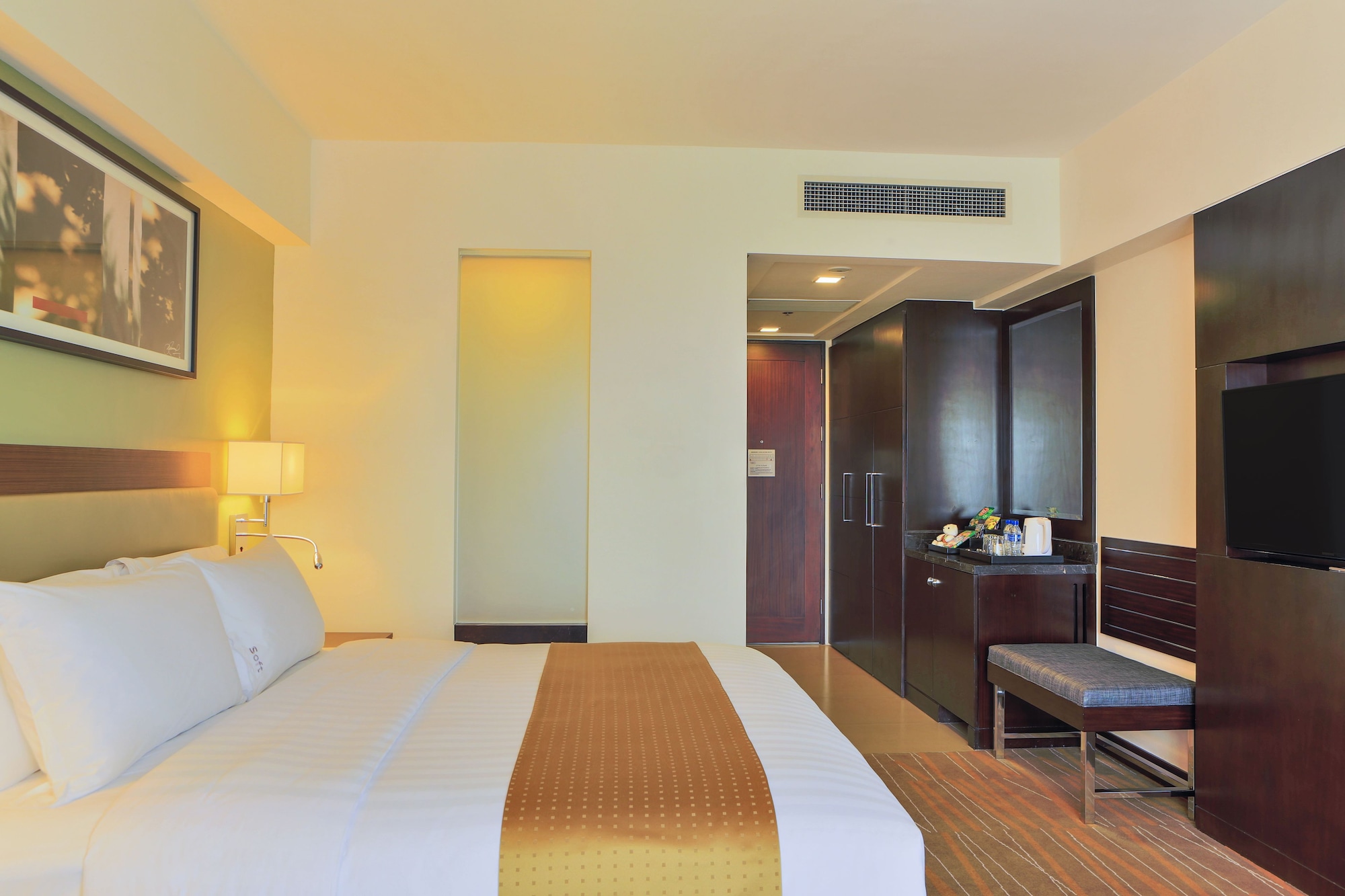 holiday inn and suites makati by ihg