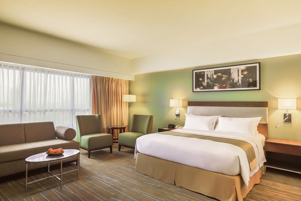 holiday inn and suites makati by ihg