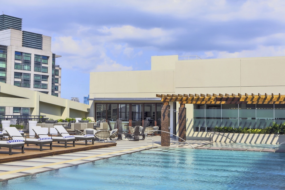 holiday inn and suites makati by ihg