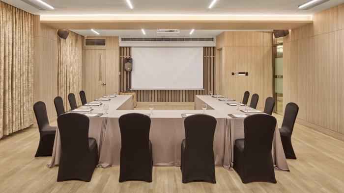 holiday inn and suites makati by ihg