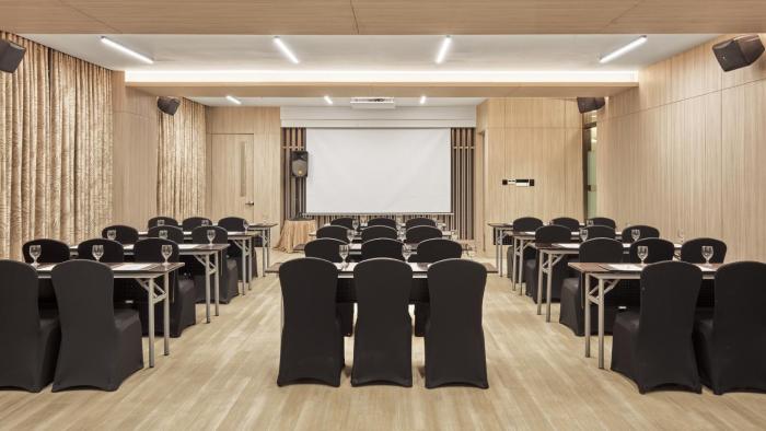 holiday inn and suites makati by ihg