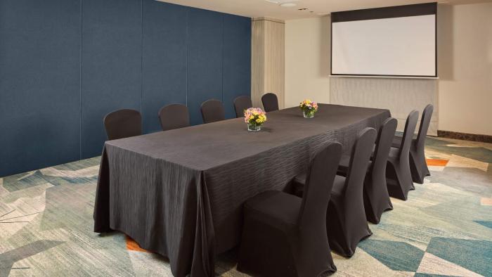 holiday inn and suites makati by ihg