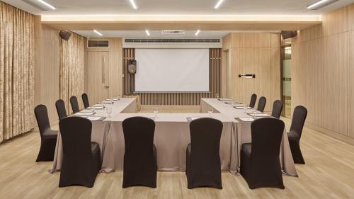 holiday inn and suites makati by ihg