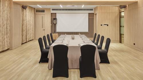 holiday inn and suites makati by ihg