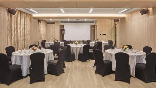 holiday inn and suites makati by ihg