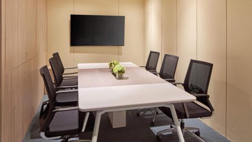 holiday inn and suites makati by ihg