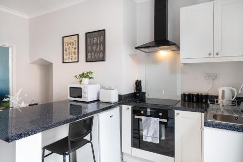 Central 2 Bedroom House-Parking,,2 star