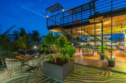 whoopers boutique morjim