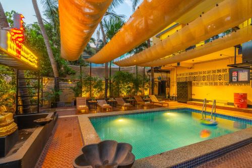 whoopers boutique morjim