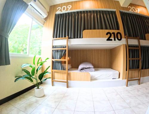 Kpop Hostel,,2 star