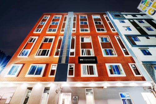 super townhouse ecity inn