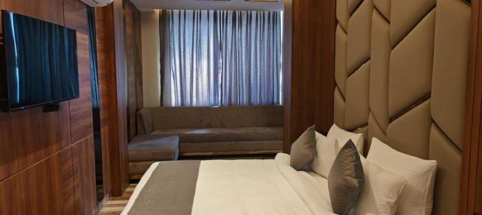 hotel golden peacock