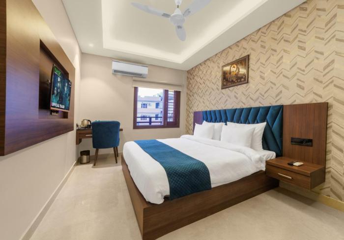 hotel golden peacock