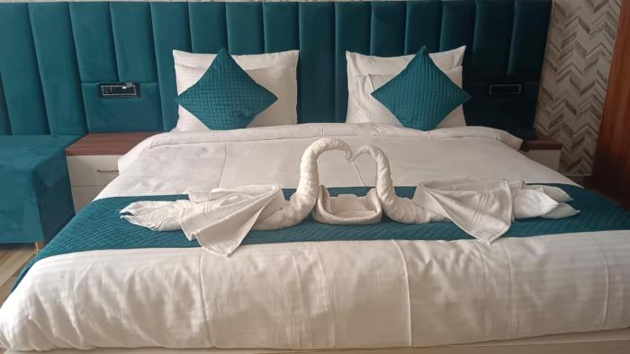 hotel golden peacock