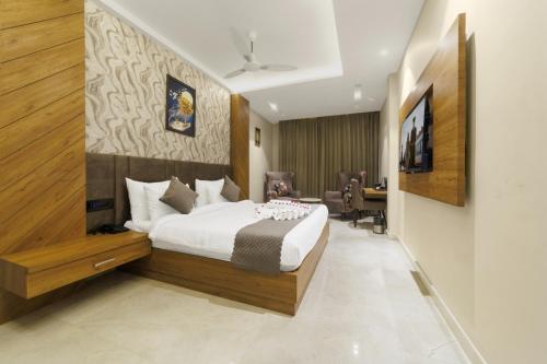 hotel golden peacock