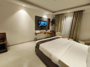 maple tree lucknow couple friendly