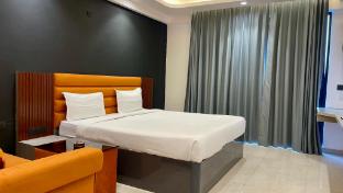 maple tree lucknow couple friendly