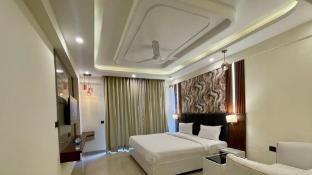 maple tree lucknow couple friendly