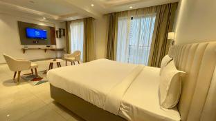 maple tree lucknow couple friendly