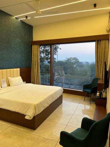 Hotel Ananta,,3 star