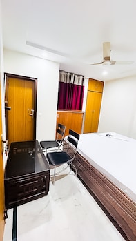 roomshala 140 hotel 24and7 malviya nagar