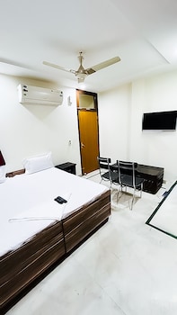 roomshala 140 hotel 24and7 malviya nagar