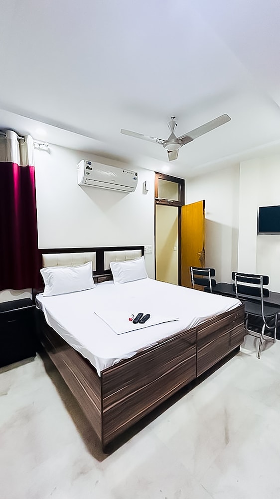 roomshala 140 hotel 24and7 malviya nagar