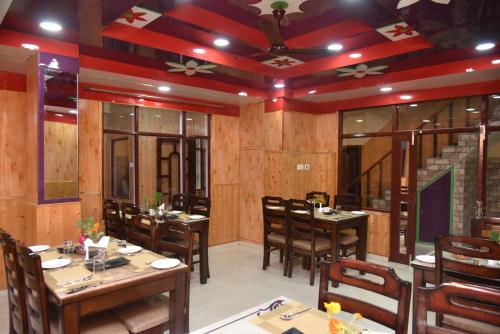 Sarahan Holiday Inn,,4 star