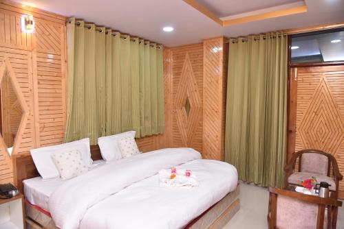 Sarahan Holiday Inn,,4 star