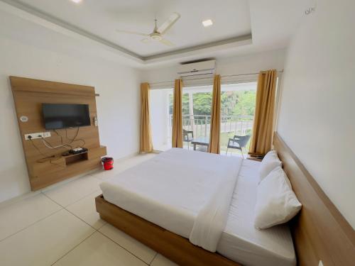 Hotel Lets Stay,,3 star