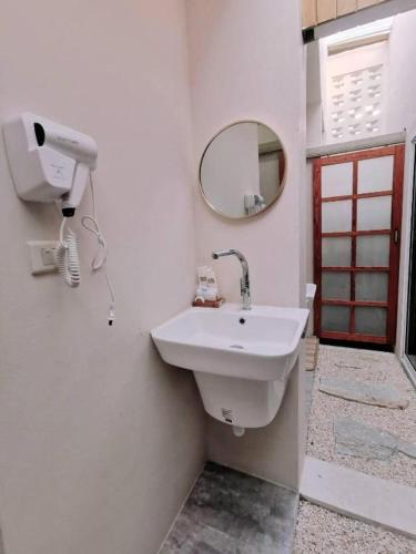 7 class pool villa