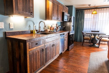 Mount Lemmon Lodge,12833 N Sabino Canyon Park,5 star