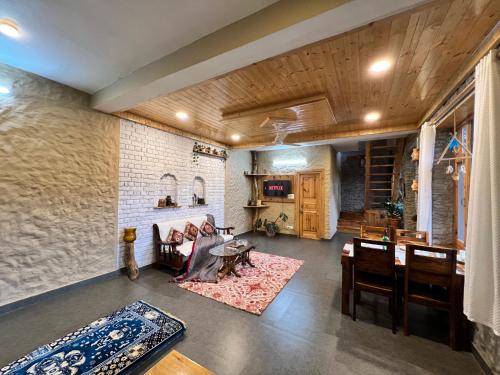 rustic roots home stay