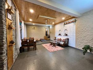 rustic roots home stay