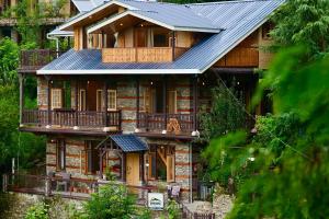 rustic roots home stay