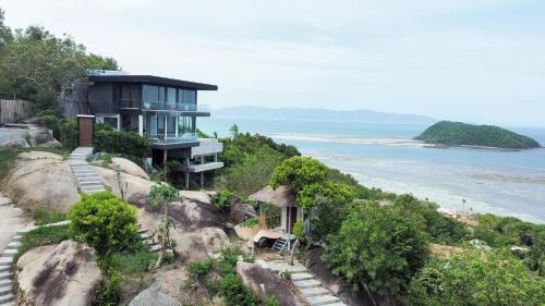 sis and sea villa
